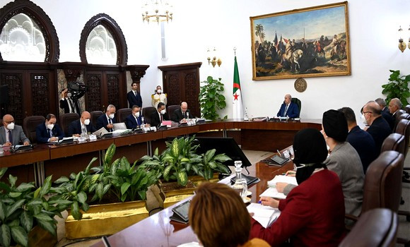 Le président de la République préside une réunion du Conseil des ministres
