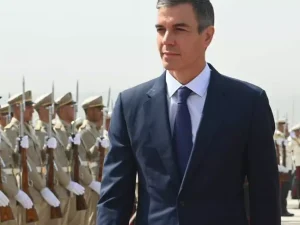 Pedro Sanchez dépose une gerbe de fleurs à la mémoire des martyrs de l’indépendance nationale