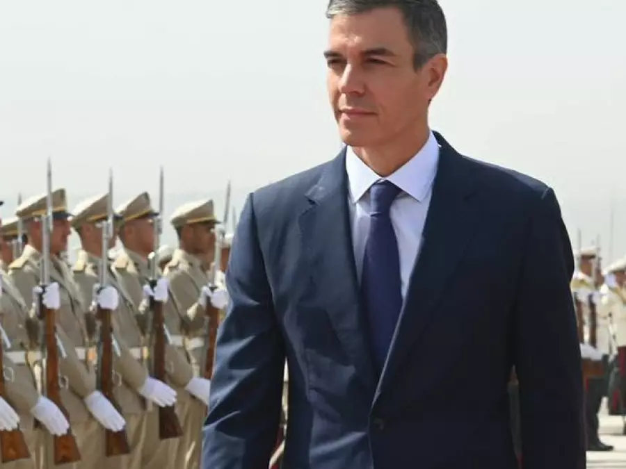 Pedro Sanchez dépose une gerbe de fleurs à la mémoire des martyrs de l’indépendance nationale